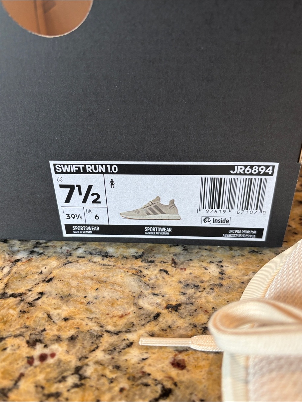 BNIB ADIDAS SWIFT RUN US 7.5 - Picture 2 of 7